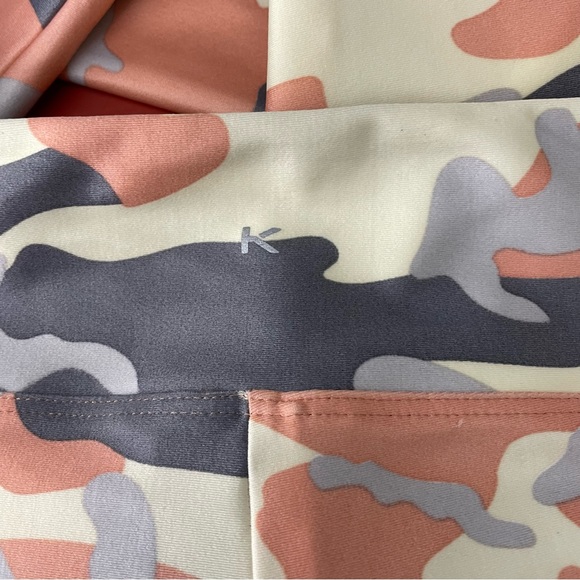 Revolve Koral Lustrous High Rise Legging in Rose Quartz Camo size M - Picture 9 of 11